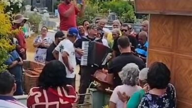 Photo of Vídeo: Homenagem e sepultamento em ritmo de forró na região