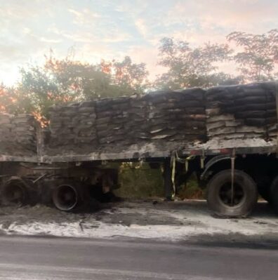 Photo of Vídeo: Carreta pegou fogo na região